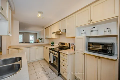2225 Hummingbird Way, Oakville, ON L6M 3Z6