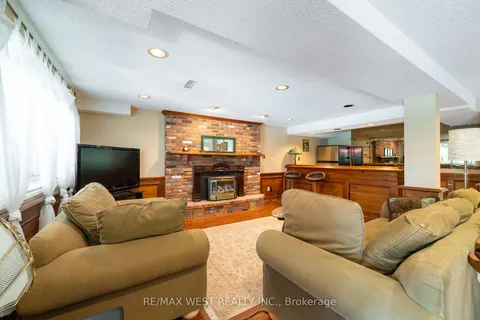 6016 St. Ives Way, Mississauga, ON L5N 4L9