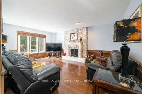 6016 St. Ives Way, Mississauga, ON L5N 4L9