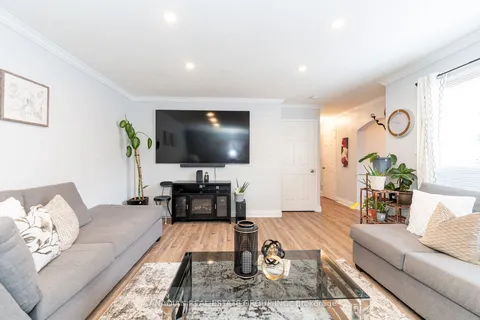 10 Chipmunk Cres, Brampton, ON L6R 1B2