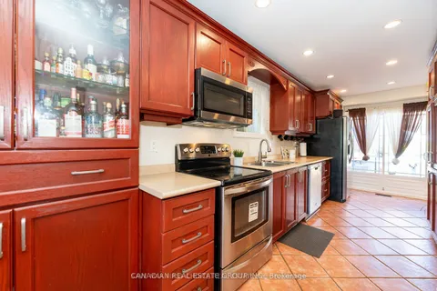 10 Chipmunk Cres, Brampton, ON L6R 1B2