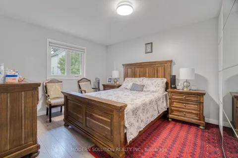 605 Curzon Ave, Mississauga, ON L5G 1P8