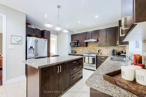 30 Deanston Crt, Brampton, ON L6X 2Z7