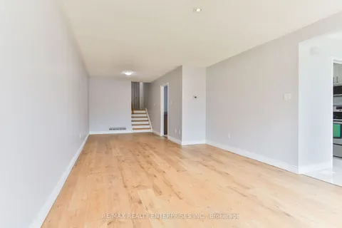 736 Consort Cres, Mississauga, ON L5C 1J9