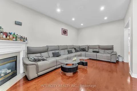 7 Pika Tr, Brampton, ON L6R 2X1