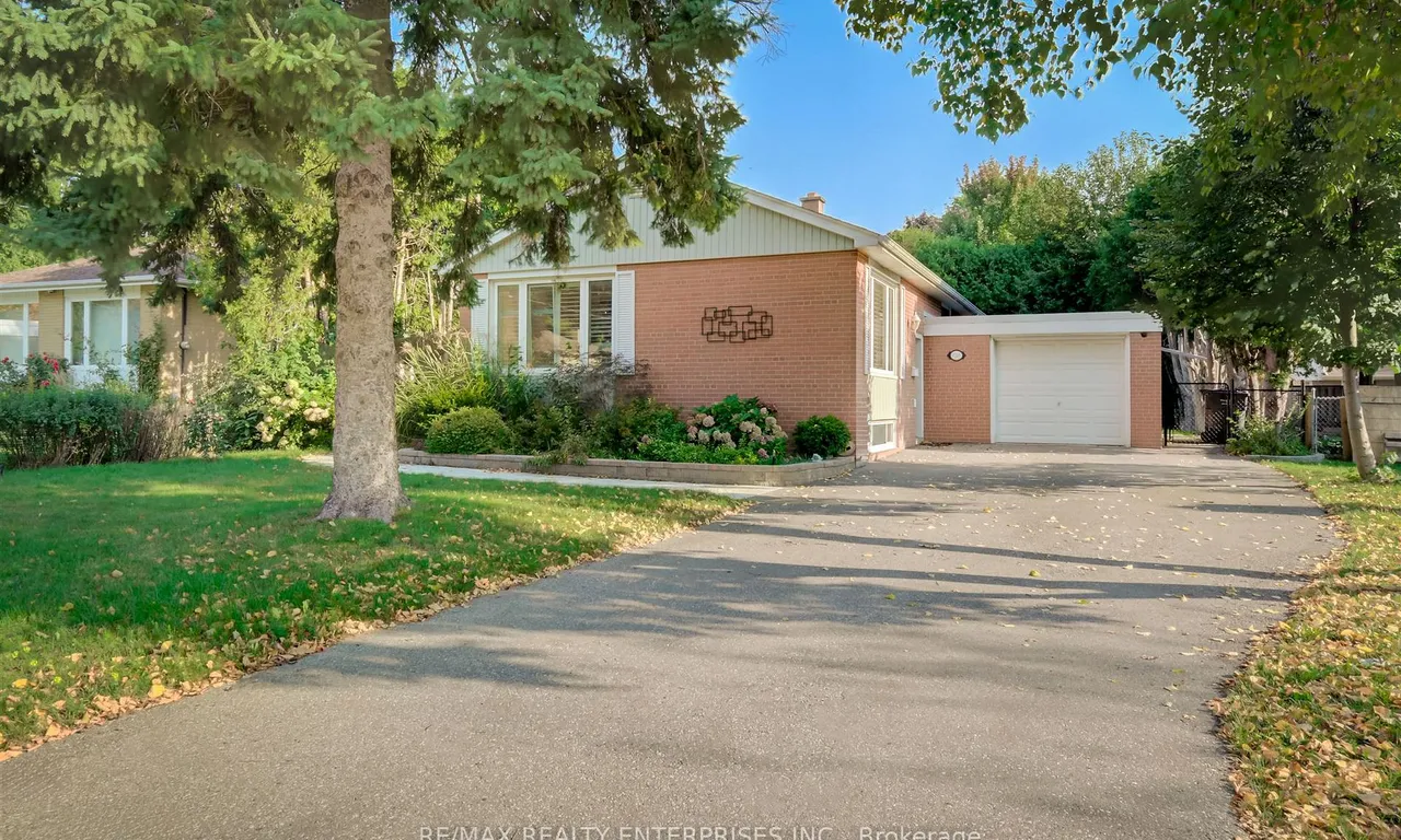 1205 Whittington Rd, Mississauga, ON L5J 3J8