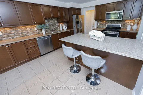 74 Aylesbury Dr, Brampton, ON L7A 0W2