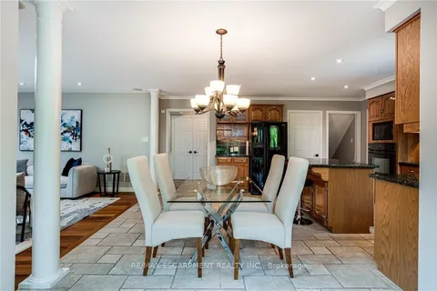2313 Homer Dr, Burlington, ON L7P 4V4