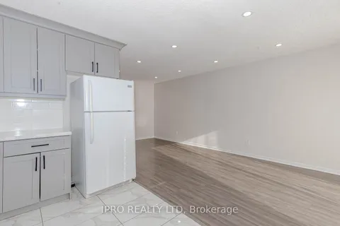 7094 Darcel Ave, Mississauga, ON L4T 2W9