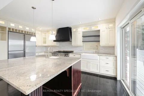 258 Northshore Blvd, Burlington, ON L7T 1A4