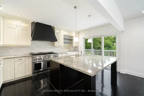 258 Northshore Blvd, Burlington, ON L7T 1A4