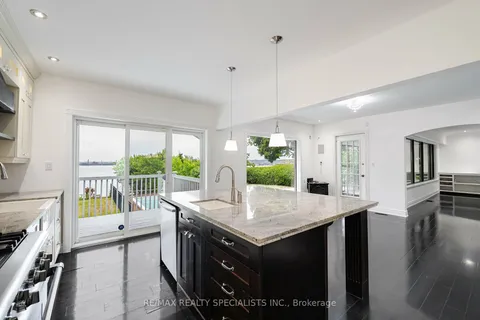 258 Northshore Blvd, Burlington, ON L7T 1A4