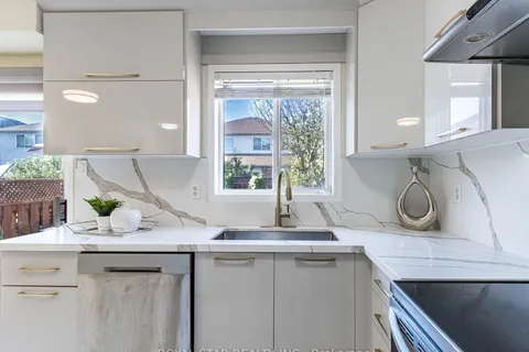 49 Bunchberry Way, Brampton, ON L6R 2E8