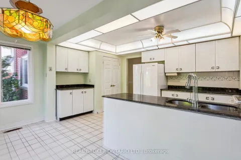 6533 Mockingbird Lane, Mississauga, ON L5N 5K7