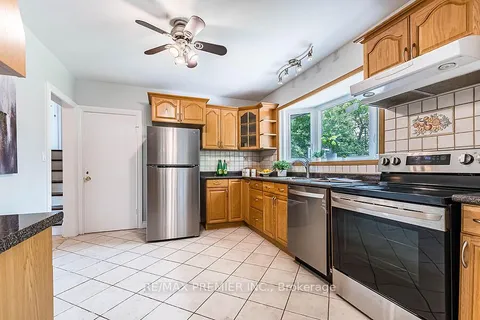 1629 Wembury Rd, Mississauga, ON L5J 2L8