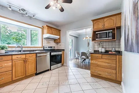 1629 Wembury Rd, Mississauga, ON L5J 2L8