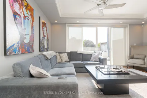 216 Rebecca St, Oakville, ON L6K 1J9