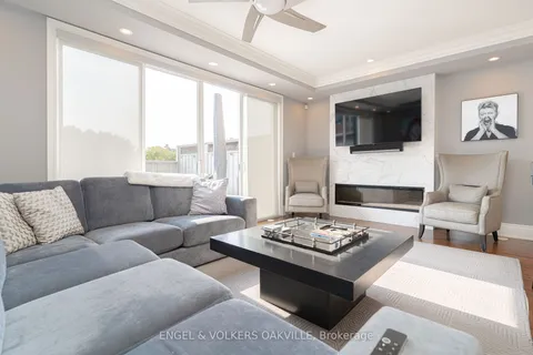 216 Rebecca St, Oakville, ON L6K 1J9