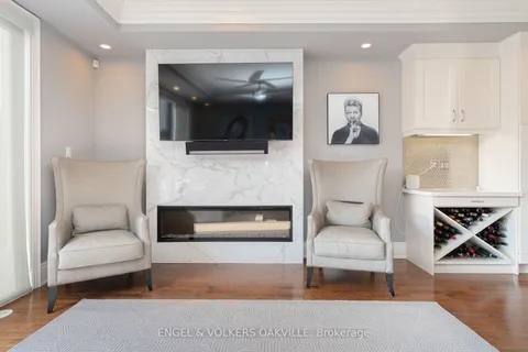 216 Rebecca St, Oakville, ON L6K 1J9