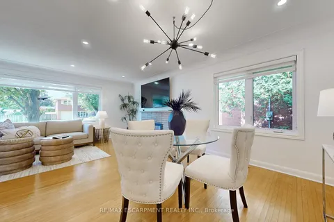 697 George St, Burlington, ON L7R 2V8