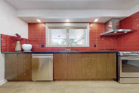 697 George St, Burlington, ON L7R 2V8