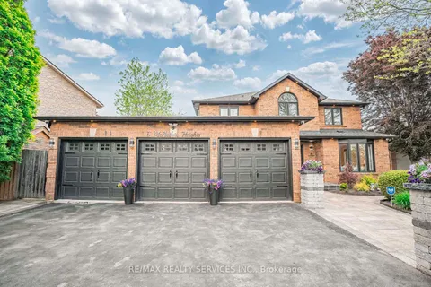 6 McArthur Hts, Brampton, ON L6Z 3N3
