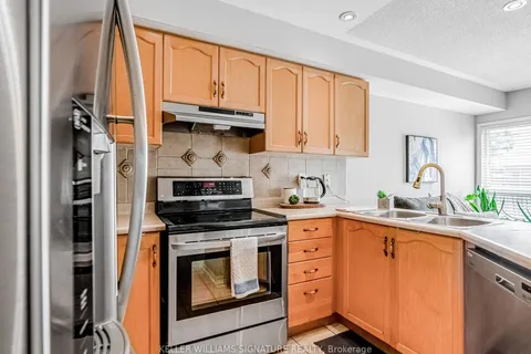 8 Thunderbird Tr, Brampton, ON L6R 2T3