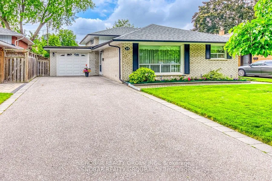 19 Shipley Rd, Toronto, ON M9R 3H7