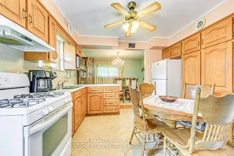 19 Shipley Rd, Toronto, ON M9R 3H7