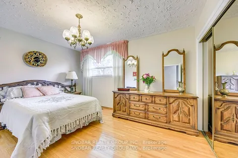 19 Shipley Rd, Toronto, ON M9R 3H7