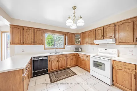 1229 Sugar Maple Crt, Mississauga, ON L4W 4P6