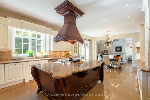 1161 Tecumseh Park Dr, Mississauga, ON L5H 2W3