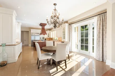 1161 Tecumseh Park Dr, Mississauga, ON L5H 2W3