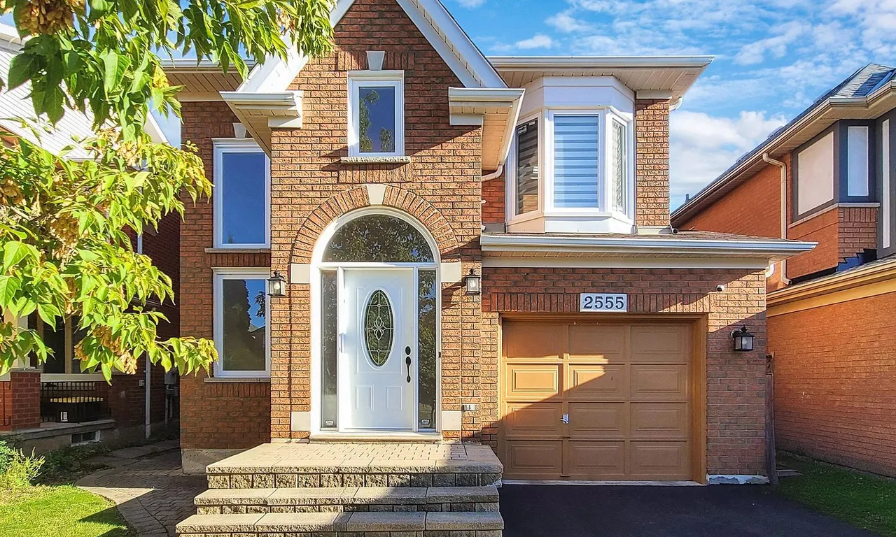 2555 Strathmore Cres, Mississauga, ON L5M 5L1