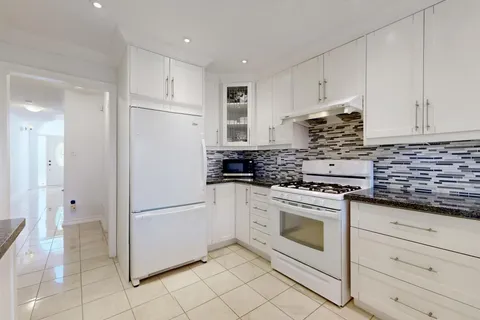 2555 Strathmore Cres, Mississauga, ON L5M 5L1