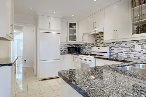 2555 Strathmore Cres, Mississauga, ON L5M 5L1
