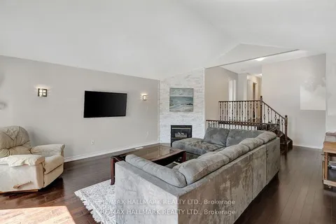 3770 Densbury Dr, Mississauga, ON L5N 6Z2