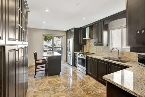 3770 Densbury Dr, Mississauga, ON L5N 6Z2