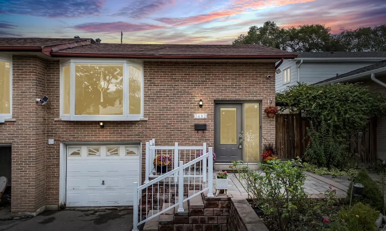 3692 Ellengale Dr, Mississauga, ON L5C 1Z7