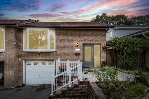 3692 Ellengale Dr, Mississauga, ON L5C 1Z7