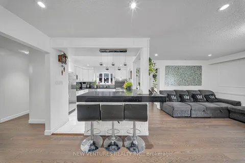 3692 Ellengale Dr, Mississauga, ON L5C 1Z7