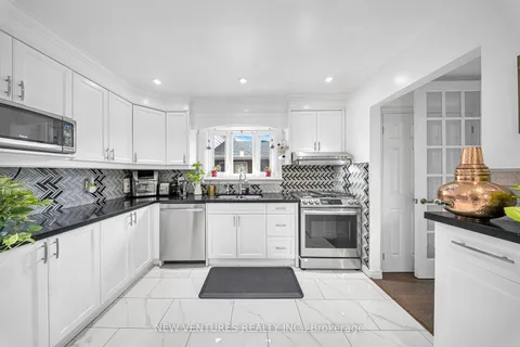 3692 Ellengale Dr, Mississauga, ON L5C 1Z7