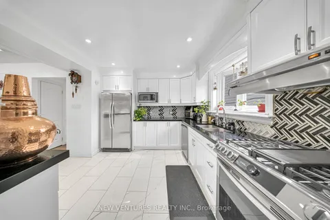 3692 Ellengale Dr, Mississauga, ON L5C 1Z7