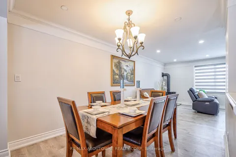 428 Henderson Rd, Burlington, ON L7L 2P8