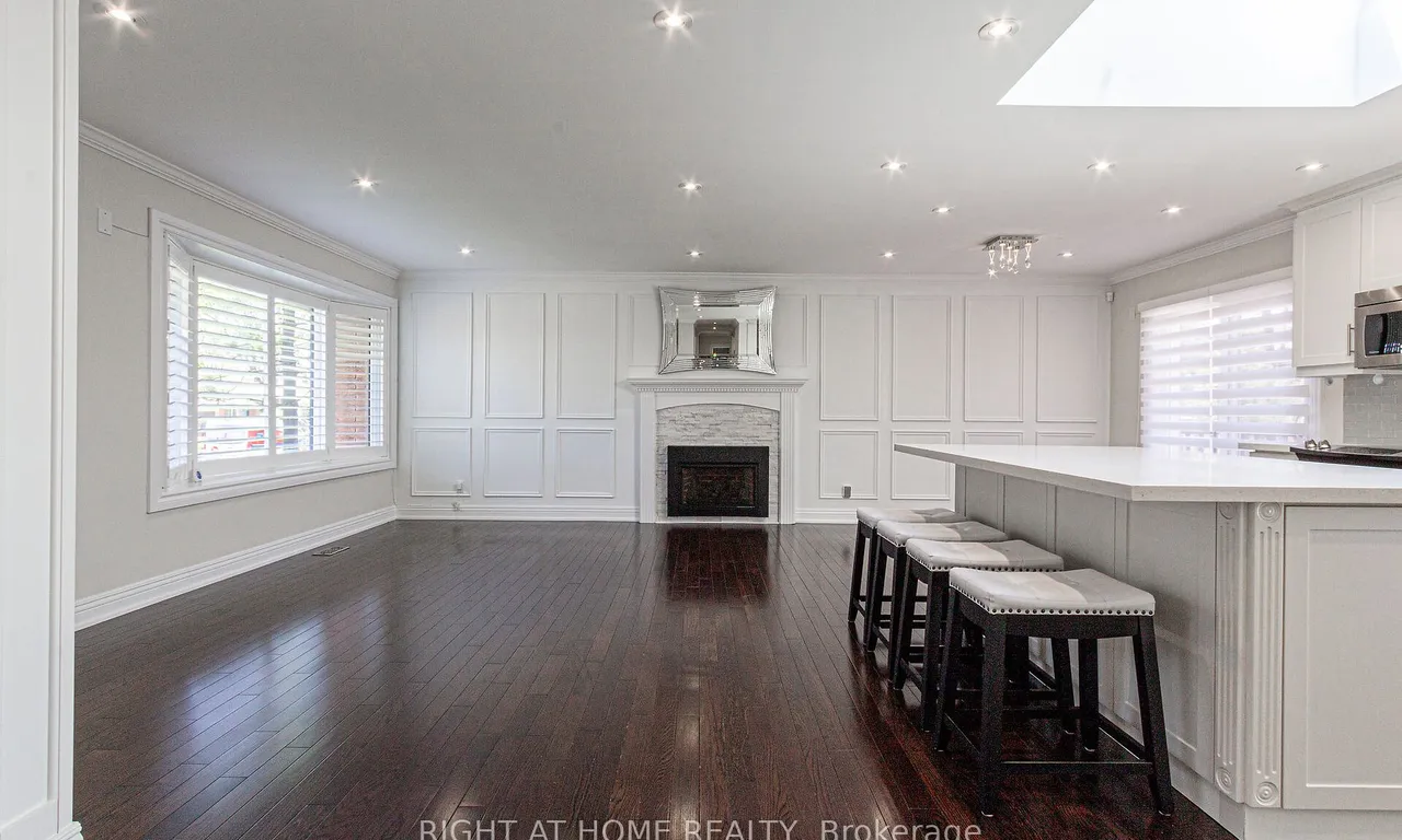 5247 Spruce Ave, Burlington, ON L7L 1N2