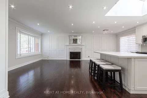 5247 Spruce Ave, Burlington, ON L7L 1N2