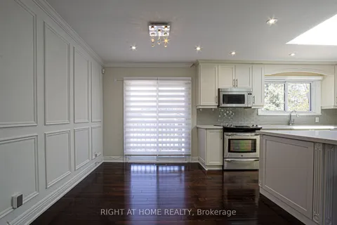 5247 Spruce Ave, Burlington, ON L7L 1N2