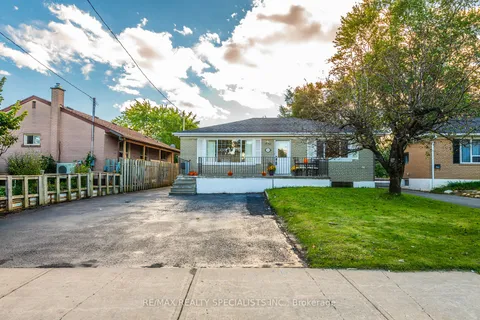 7132 Honeysuckle Ave, Mississauga, ON L4T 2R2