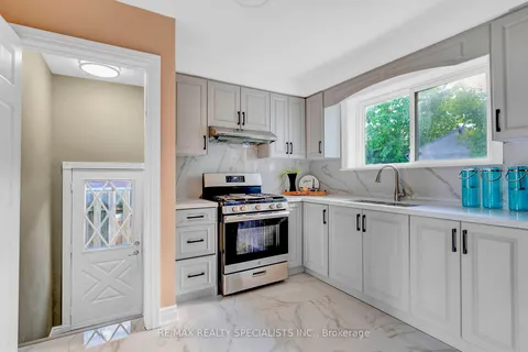 7132 Honeysuckle Ave, Mississauga, ON L4T 2R2