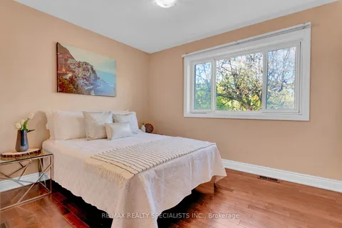 7132 Honeysuckle Ave, Mississauga, ON L4T 2R2